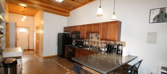 Athens City 2 bedroom, 1 bath, in town, walk to restaurants, FREE WiFi, Parking