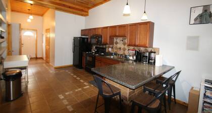 Athens City 2 bedroom, 1 bath, in town, walk to restaurants, FREE WiFi, Parking