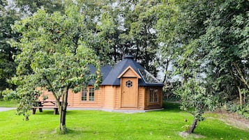 Cabaña, 1 cama Queen size, vista al jardín, en el área del jardín | Camas con efecto memoria, decoración personalizada y escritorio