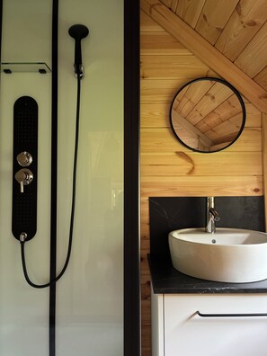Dusche im Bad