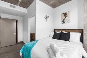 2 habitaciones, escritorio, tabla de planchar con plancha y wifi