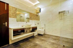 Douche, serviettes fournies, savon, papier toilette