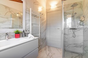 Shower, hair dryer, bidet, towels - VILLA S.ANNA by Curti rentals (Calozzo)