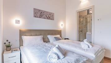 7 Schlafzimmer, Zimmersafe, Schreibtisch, BĂŒgeleisen/BĂŒgelbrett