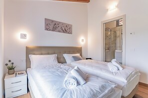 7 bedrooms, in-room safe, desk, iron/ironing board - VILLA S.ANNA by Curti rentals (Calozzo)