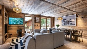 Living area - Wifi, 150m from ski slopes, Ground floor, sauna, hammam, terrace, fireplace or stove, tv, 120m² (Méribel - Les Allues)