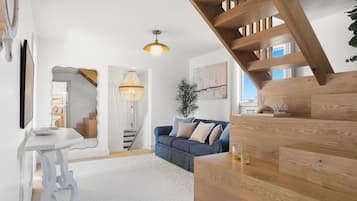 TV connectée, cheminée, livres, chaßne hi-fi