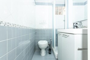 Haartrockner, Handtücher, Seife, Shampoo