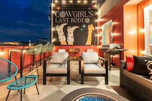 Outdoor dining - Pink Palace ⁞ DT views ⁞ 5min 2 Broadway (Nashville)
