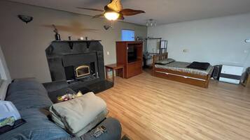 1 bedroom, desk, free WiFi, bed sheets