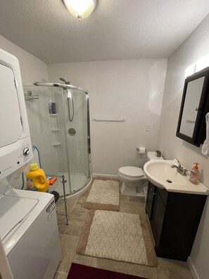 Chuveiro, secador de cabelo, toalhas de banho, sabonete