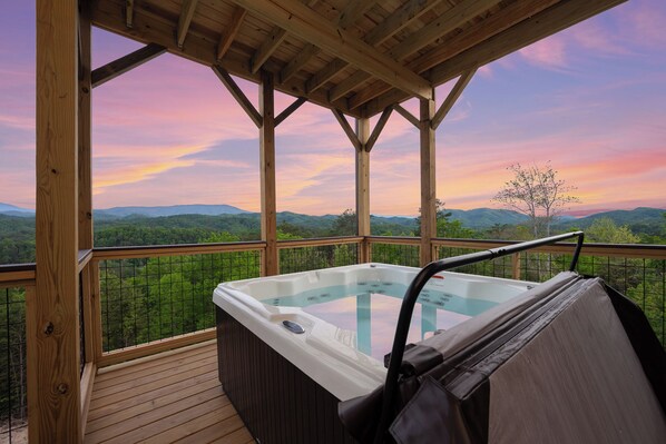 Outdoor spa tub - Stunning View of Mt. LeConte, Private, 10 min to Pigeon Forge (Sevierville)