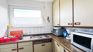 Fridge, microwave, oven, coffee/tea maker