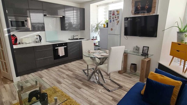 A modern apartment with a kitchen, dining area, and living room. - Charming Ab25 Free Parking (Aberdeen)