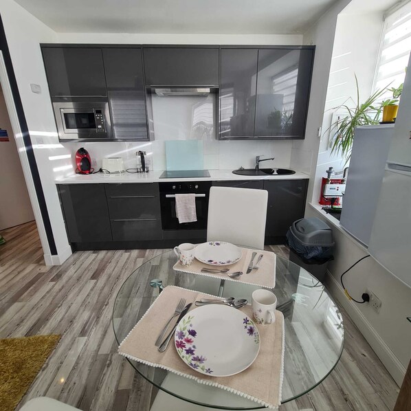 Apartment | Eigene Küche | Kühlschrank, Mikrowelle, Ofen, Herdplatte