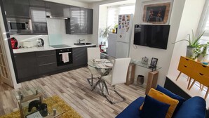 A modern apartment with a kitchen, dining area, and living room. - Charming Ab25 Free Parking (Aberdeen)