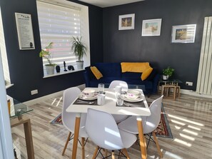 Apartment | Dining - Charming Ab25 Free Parking (Aberdeen)