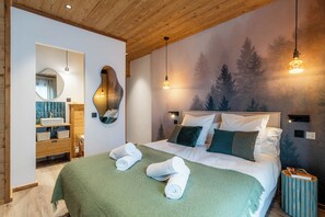 5 makuuhuonetta, tallelokero huoneessa, työpöytä, silitysrauta/-lauta