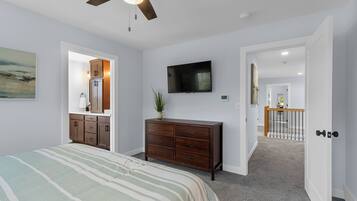 4 Schlafzimmer, Zimmersafe, Schreibtisch, Bügeleisen/Bügelbrett
