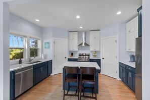 Fridge, microwave, oven, stovetop - The Links! - Luxury Golf Retreat with Golf Simulator (Sheboygan)