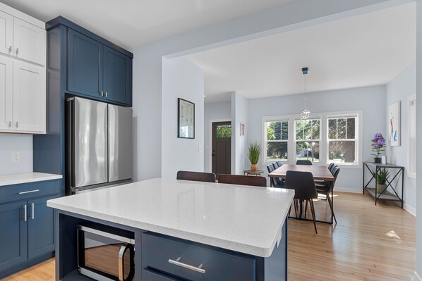 Fridge, microwave, oven, stovetop - The Links! - Luxury Golf Retreat with Golf Simulator (Sheboygan)