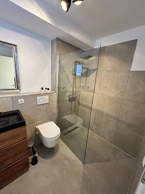 Dusch, hårtork, handdukar och tvål