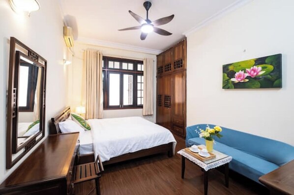 4 bedrooms, iron/ironing board, WiFi, bed sheets