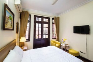 4 bedrooms, iron/ironing board, WiFi, bed sheets