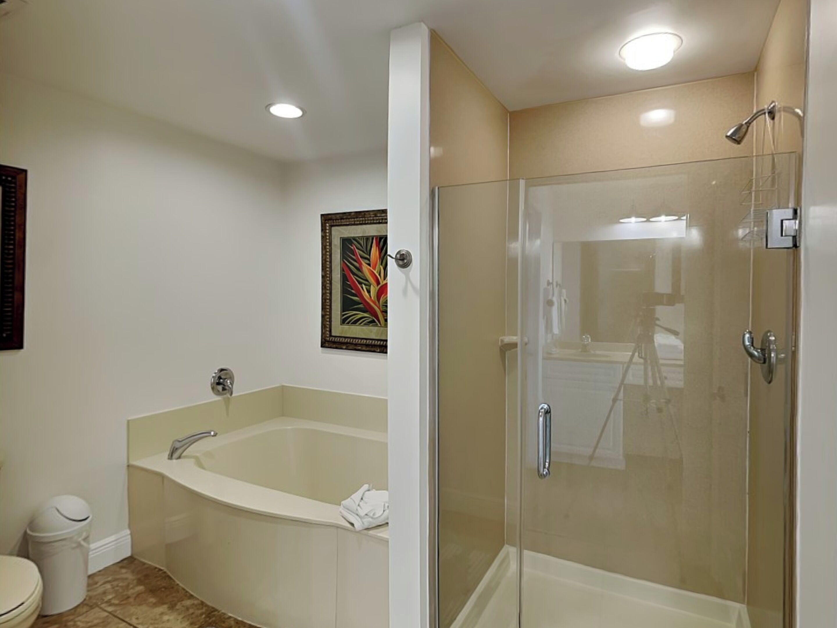 Une salle de bain moderne avec une grande baignoire, une douche à l’italienne et des toilettes.
