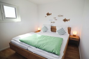 2 bedrooms, travel crib, free WiFi