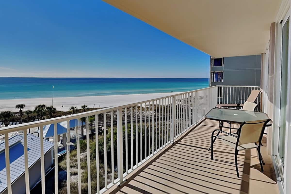 Un balcone con vista sulla spiaggia e sull'oceano.