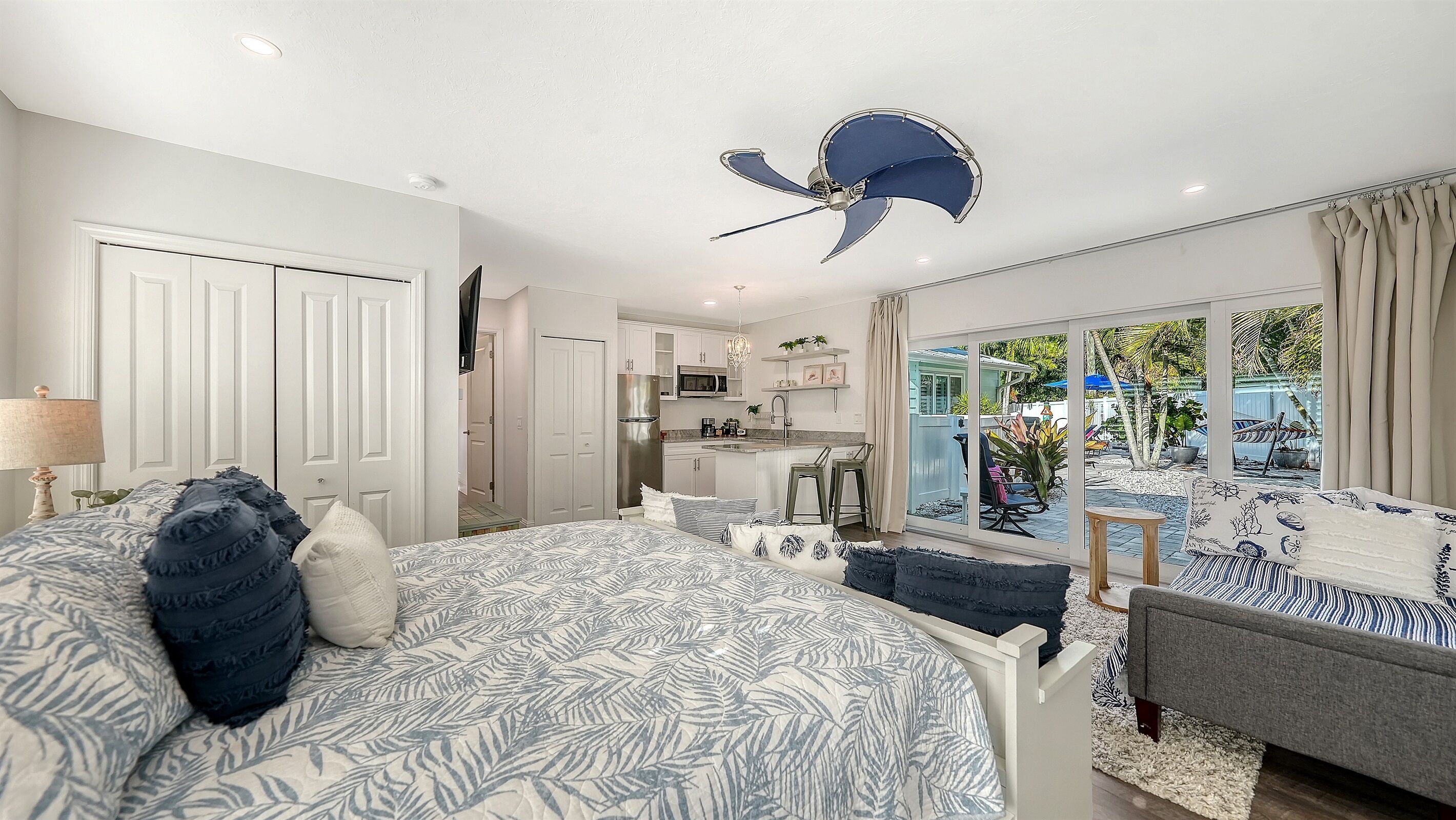 4 chambres, bureau, fer et planche à repasser, lit parapluie