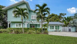 This is such a fun vacation home VIBE!