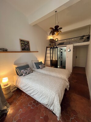 2 bedrooms, desk, iron/ironing board, WiFi