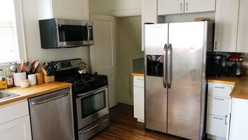 Mikrobølgeovn, ovn, kokeplater og oppvaskmaskin