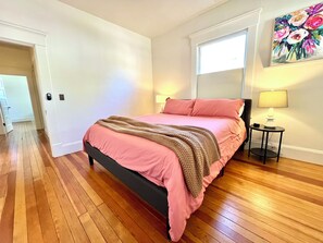 2 bedrooms, iron/ironing board, travel cot, free WiFi - Charming 2-bedroom bungalow in the heart of Prescott (Prescott)