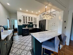 冷蔵庫、電子レンジ、オーブン、コンロ