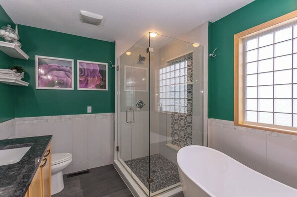 Shower, hair dryer, towels, soap - Once Upon a Stay - Urbandale, Iowa (Urbandale)