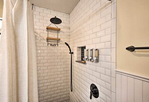 Een douche, een haardroger, handdoeken, zeep
