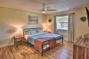 2 soverom, skrivebord, strykejern/-brett og reiseseng for barn