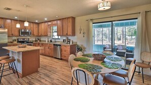 Une cuisine moderne avec des meubles en bois, des appareils en acier inoxydable et un grand îlot central.