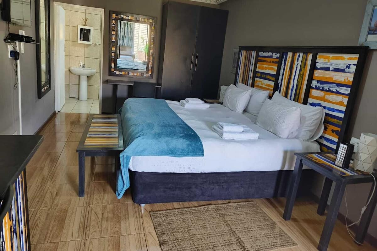Junior Suite | 2 bedrooms, in-room safe, laptop workspace, iron/ironing board