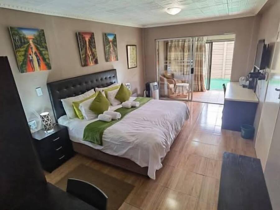 Caja de seguridad en la habitación y espacio para trabajar con laptop