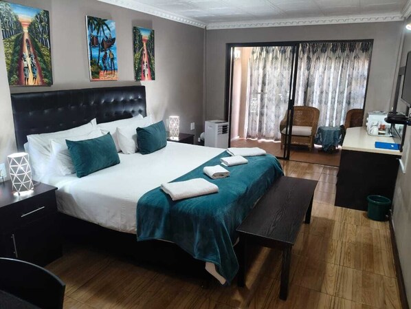 Deluxe suite | Een kluis op de kamer, een laptopwerkplek, een strijkplank/strijkijzer
