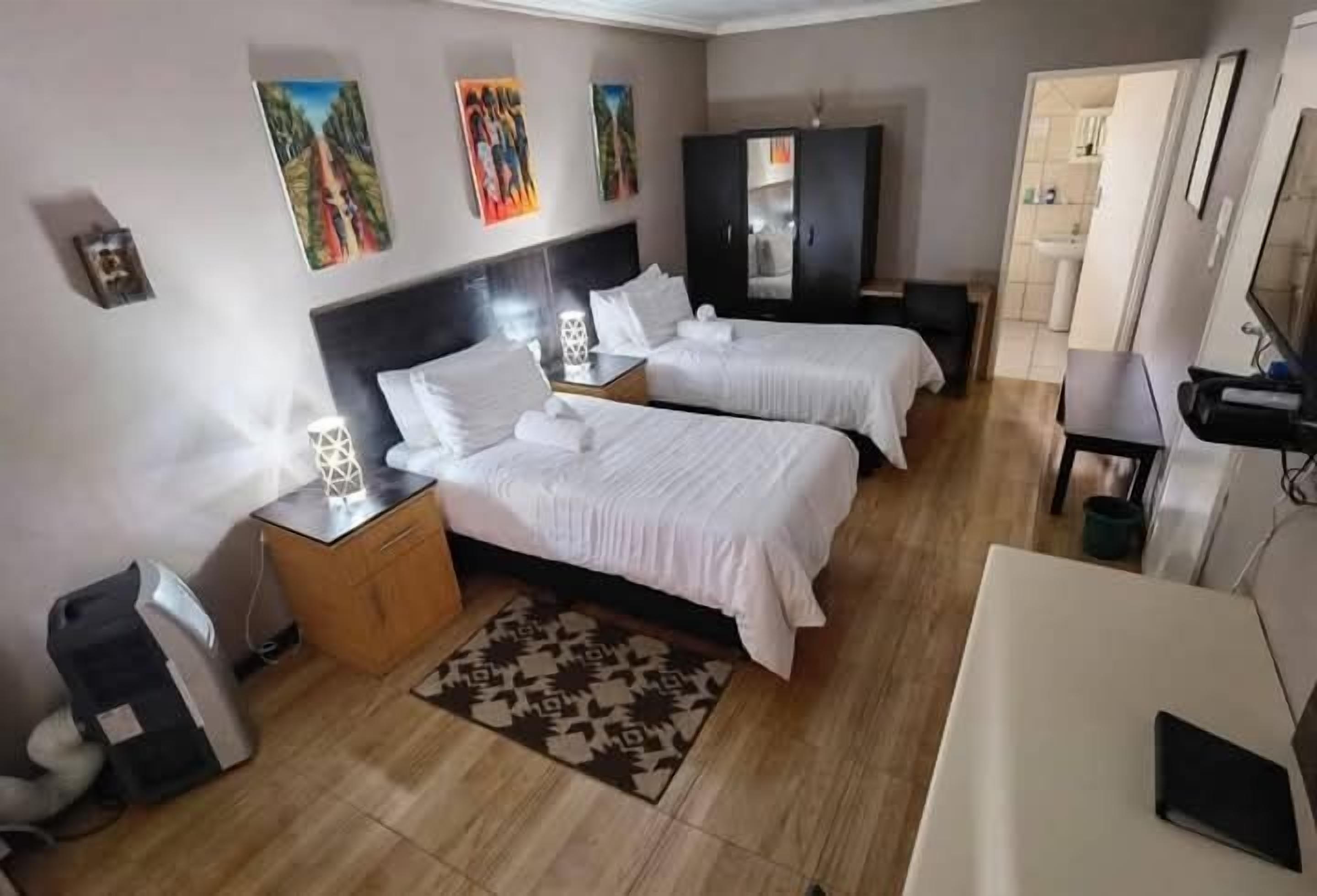 ห้องจูเนียร์ทวิน | ตู้นิรภัยในห้องพัก, พื้นที่ทำงานแบบใช้แล็ปท็อป, เตารีด/โต๊ะรีดผ้า