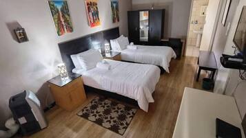 Habitación junior con 2 camas individuales | 2 dormitorios, caja fuerte, espacio para trabajar con un portátil