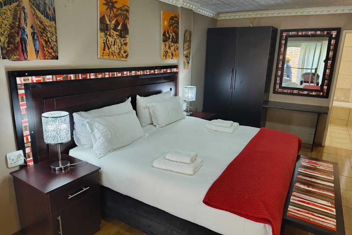 Deluxe Suite | 2 bedrooms, in-room safe, laptop workspace, iron/ironing board