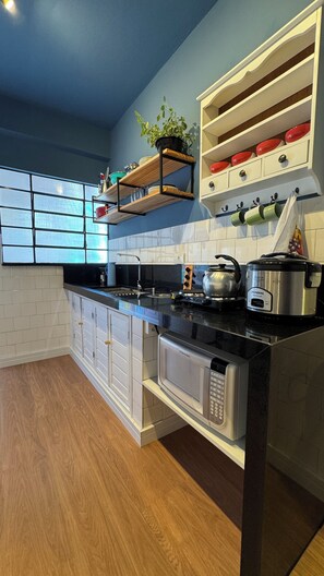 Kühlschrank, Mikrowelle, Herdplatte, Kochgeschirr/Geschirr/Besteck