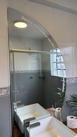 Dusche, HandtĂŒcher, Toilettenpapier