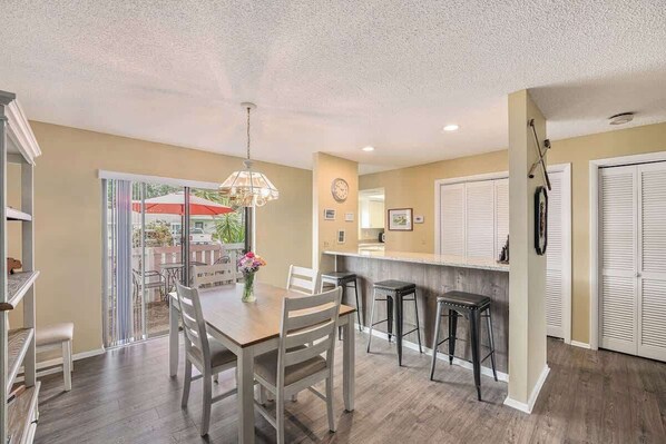 Dining - Cypress Place | Your Serene Retreat near Tampa! (Oldsmar)